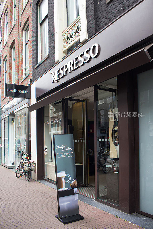 阿姆斯特丹奢侈购物街上名为“Pieter Corneliszoon Hooft”的国际咖啡品牌商店的视图。这是一个夏天。